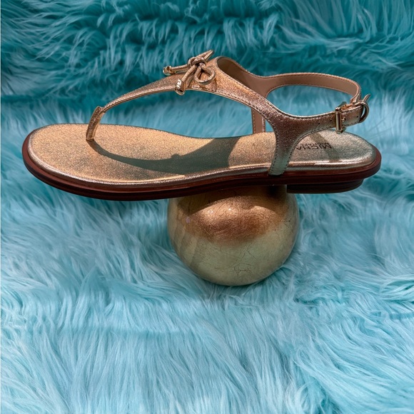 MICHAEL Michael Kors Nori Metallic Leather T-Strap Sandals. Gold. New - Picture 6 of 9